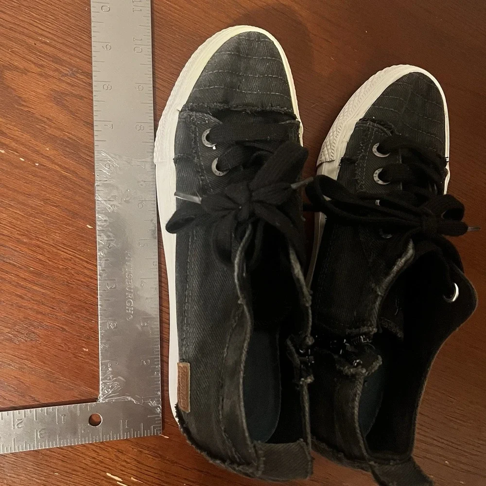 Blowfish Malibu Low Top Women's Size 9 Canvas Shoes 1.5